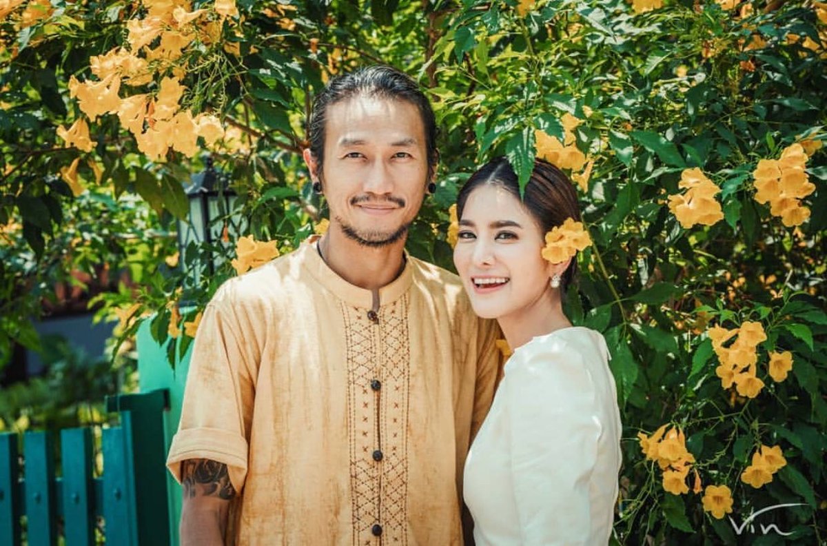 "...หนุ่มสุพรรณ กับ สาวบึงกุ่ม..." .
.
.
#เสื้อขุนอูนเข้ากับดอกไม้ข้างหลังมากกก