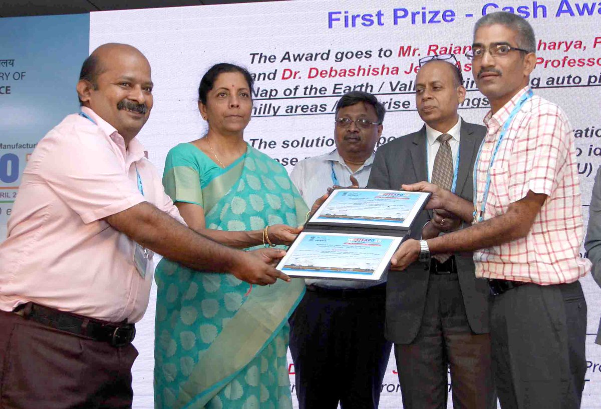 mantralayatimes's tweet image. Raksha Mantri nsitharaman gives away 1st Prize jointly to Shri Rajaneesh Acharya, PhD student & Dr. Debashisha Jena, Asst. Professor of NIT, Surathkal for National Level Open Challenge Competition #SolutiontoProblem: DefExpo 2018”, during #DefenceExpo201…