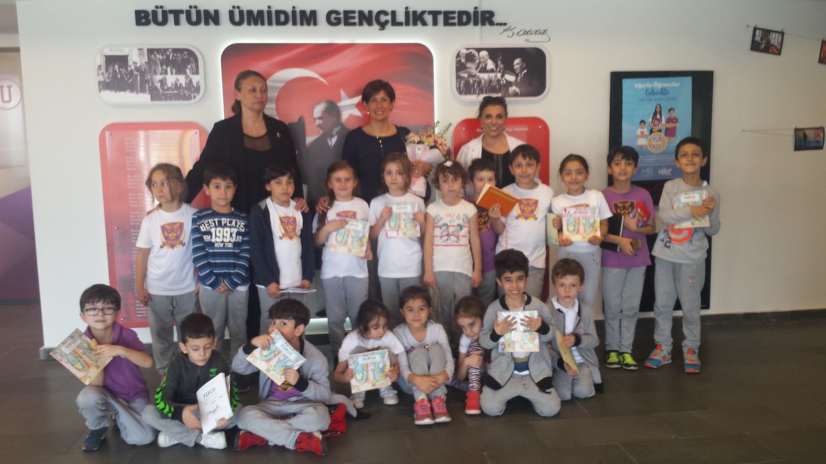 gonulgul11's tweet photo. Yazar Selen Somer öğrencilerimize kitabını okudu ve imzaladı. Teşekkürler.. https://t.co/dT3DySgGm5