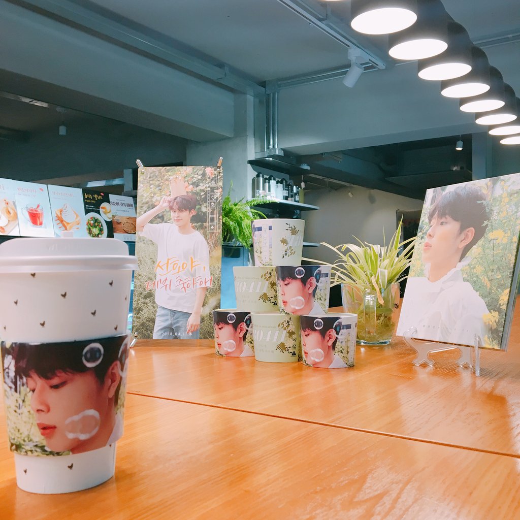 SeeYooSeon's tweet photo. 모든 카페에 컵홀더 비치 완료되었습니다  :) 내일부터 받아보실 수 있으니 예쁜 선호 컵홀더 받으러 많이 방문해 주세요 💕 #유선호 #봄_선호 #YOO_SEONHO #선호야데뷔축하해 https://t.co/sVaqUT8Fim