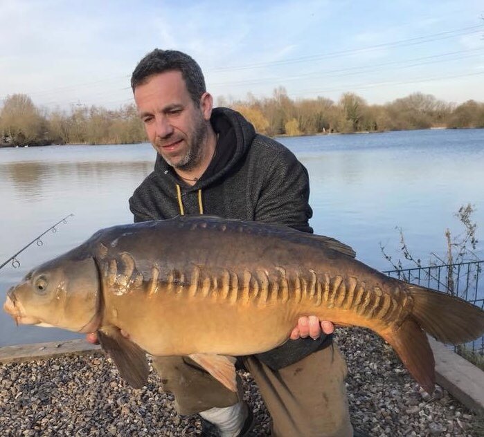 Deep_Blue2018's tweet photo. DBP Team member Stephen Best made a quick pit stop to Farlows  before he headed off to Create Lakes and it didn’t take him long to get off the mark! This stunning 27lb+ Mirror was taken on our NT1 Pop Ups.  https://t.co/Qg4BYH69Hq #NT1 #DBP #TeamDBP #TopAngling https://t.co/JPvFfsKbAn