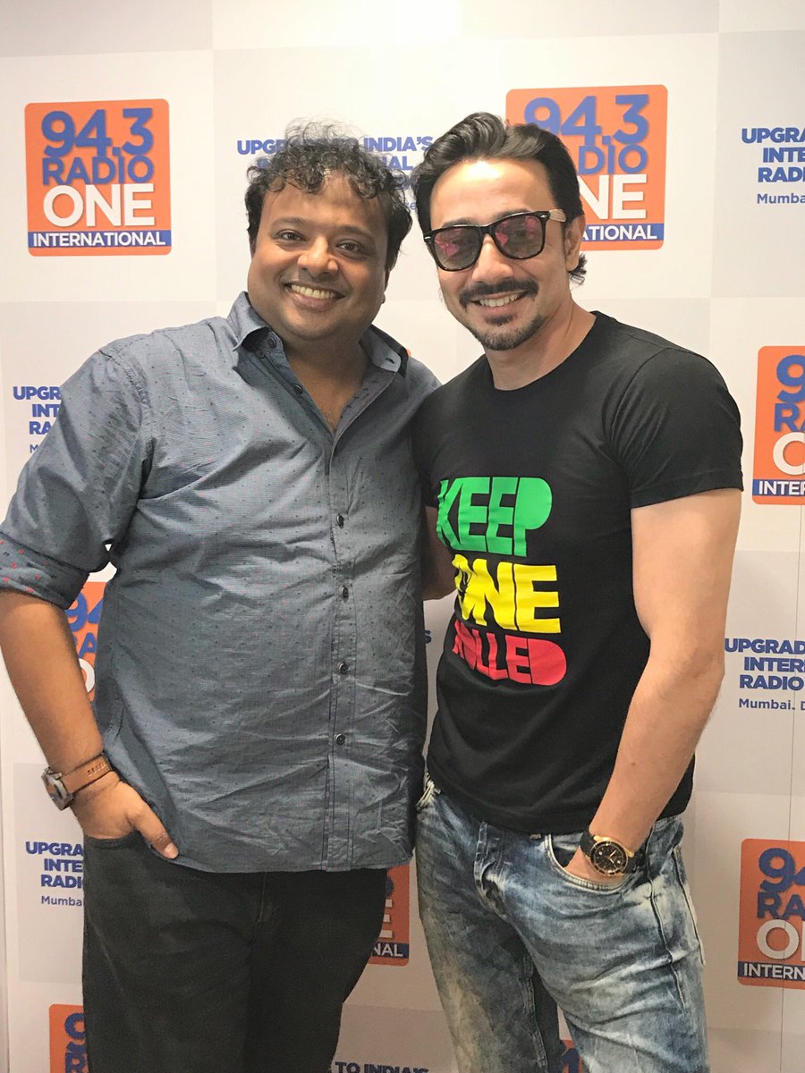HrishiKay's tweet photo. #BoomBaba @mantramugdh with me. So talented so nice this guy. “I was conned into believing I’m playing this tough strong heroesque character😉&amp; then while filming I found out this ones a total laugh riot, but then that’s what I love about the #HighJack crew” https://t.co/nnP2MVoWOh