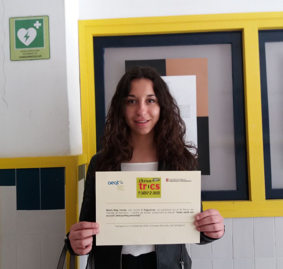 e_puigcerver's tweet photo. Ahir Maria Reig Tomàs, de 2n de BATX, va assistir al XII Fòrum TRICS on va exposar el procés d'elaboració del seu TDR sobre màrqueting sensorial davant d'alumnes de la demarcació de Tarragona. Enhorabona! #treballderecerca #batxillerat #marqueting #forumtrics https://t.co/ecGbFJFLDe