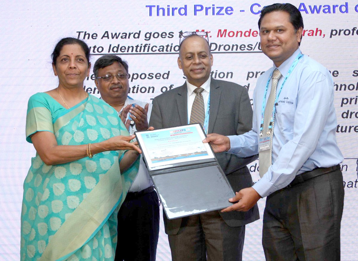 mantralayatimes's tweet image. Raksha Mantri nsitharaman gives away 3rd Prize to Shri Mondeep Duarah, a professional from Bangalore for the National Level Open Challenge Competition #SolutiontoProblem: DefExpo 2018”, during #DefenceExpo2018, at Thiruvidanthai, Kancheepuram district ne…