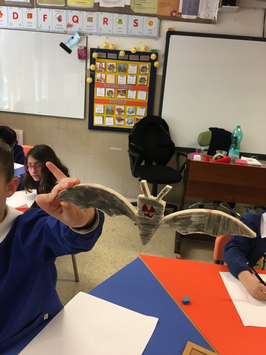 BClasseterza's tweet photo. 3B❤️ aiuto che ci fa un pipistrello in aula? Forse più di uno? #omammamia# #lavorichefannobenealcuore# https://t.co/8KjnNE6sXH
