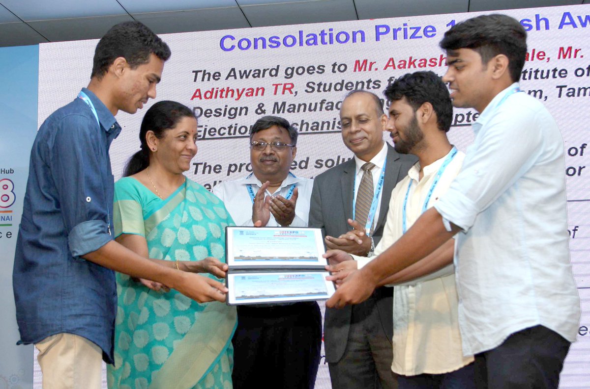 mantralayatimes's tweet image. Raksha Mantri nsitharaman gives away Consolation Prize 1 to Shri Aakash Sunil Kale, Shri Vivek Yadav & Shri Adithyan T R, students from IIIT, Design & Manufacturing Kancheepuram, Tamil Nadu in National Level Open Challenge Competition #SolutiontoProblem:…