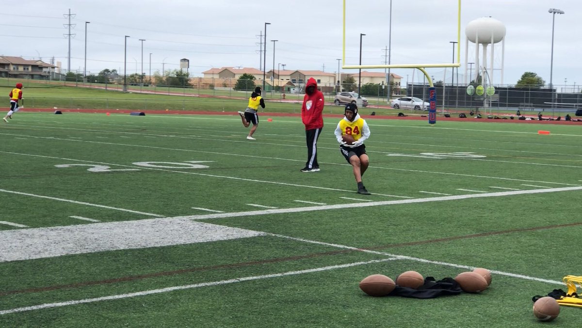 geovanni01's tweet photo. Same catch three different shots of it by the sideline throw. #FBU #FBUAustin @ZaimMunoz #84 @loliamam @DJenkins365 @AWilliamsUSA @ctx_elite @RealChadRicardo @PlayBookAthlete https://t.co/1floHxWDp4