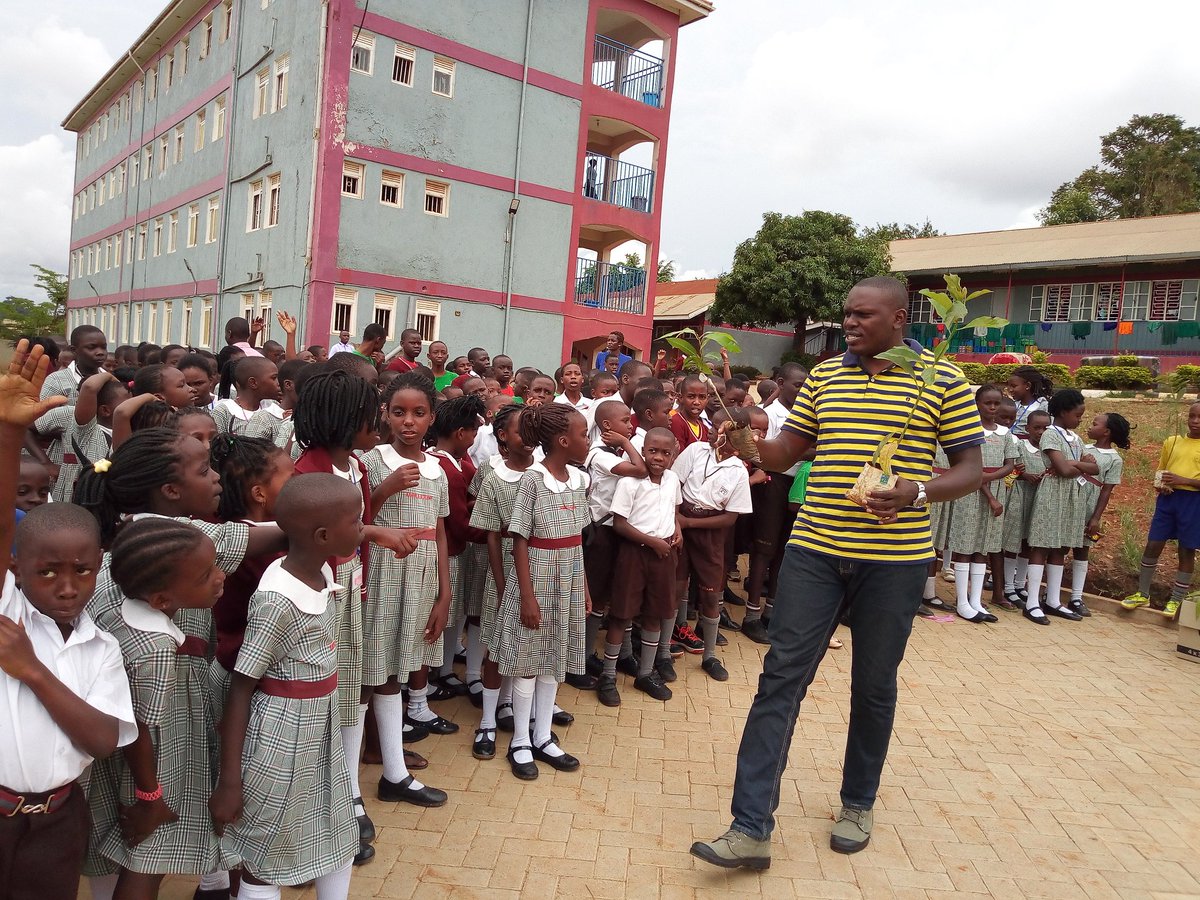 Samsemah1's tweet photo. CEO @LilGreenHandsUg  carrying out environment Education to Children of Kampala Academy Ahead of the International Children's Climate Change conference 2018 
#GoGreenUg #ICCCC2018 
@nemaug @NFAUG @nbstv https://t.co/NvTLG5e1oI