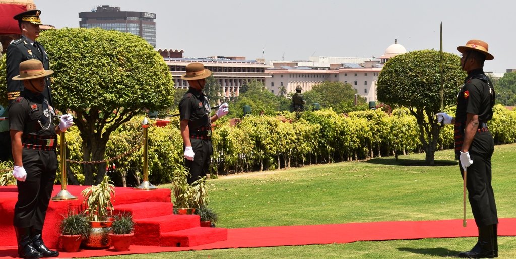 adgpi's tweet photo. General Kim Yongwoo, Chief of Staff, Republic of Korea Army was accorded Guard of Honour at the lawns of South Block today.  #IndianArmy  @PIB_India @DefenceMinIndia @SpokespersonMoD @HQ_IDS_India https://t.co/4dOtecLkwZ