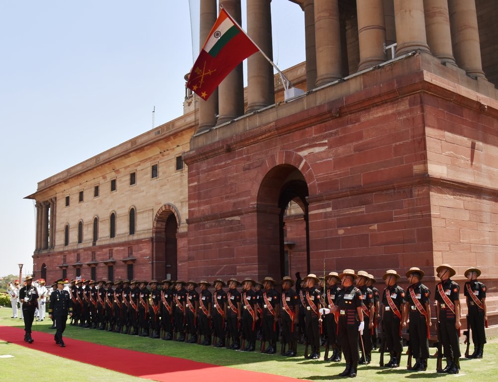 adgpi's tweet photo. General Kim Yongwoo, Chief of Staff, Republic of Korea Army was accorded Guard of Honour at the lawns of South Block today.  #IndianArmy  @PIB_India @DefenceMinIndia @SpokespersonMoD @HQ_IDS_India https://t.co/4dOtecLkwZ