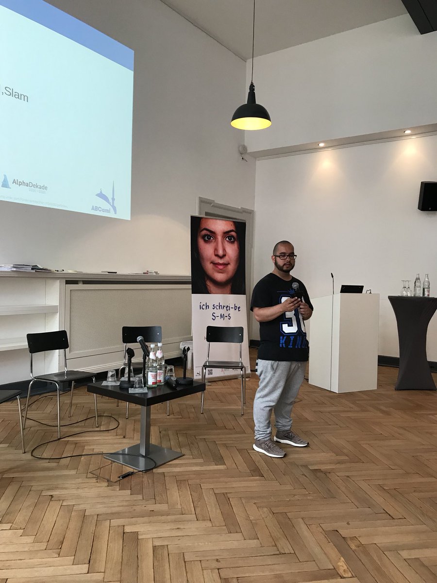 abcami2's tweet photo. Dennis Sadik Kirschbaum slamt für ABCami! #abcami#Berlinkonferenz#MutzumErfolg https://t.co/e166pDWxfu