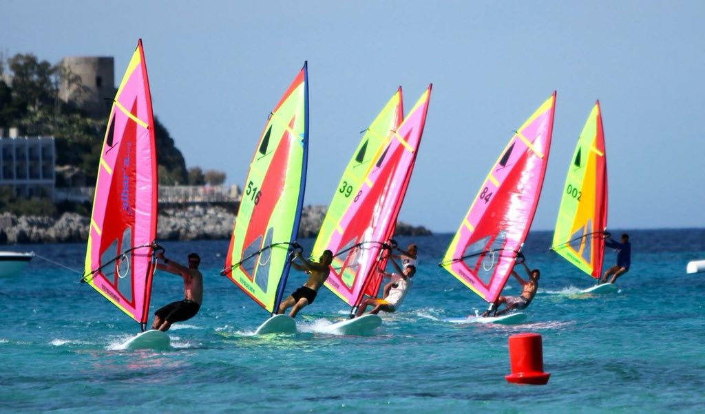 cstorbole's tweet photo. Figli della generazione #windsurfer durante Europei #T293 dopo le premiazioni alcuni atleti sono stati coinvolti dal circolo Albaria di Mondello in una regatina con i nuovi Windsurfer, protagonisti al nostro circolo il 20-22 luglio per la Windsurfer Euro Cup. Windsurfer spirit... https://t.co/sCCbD4yKc3