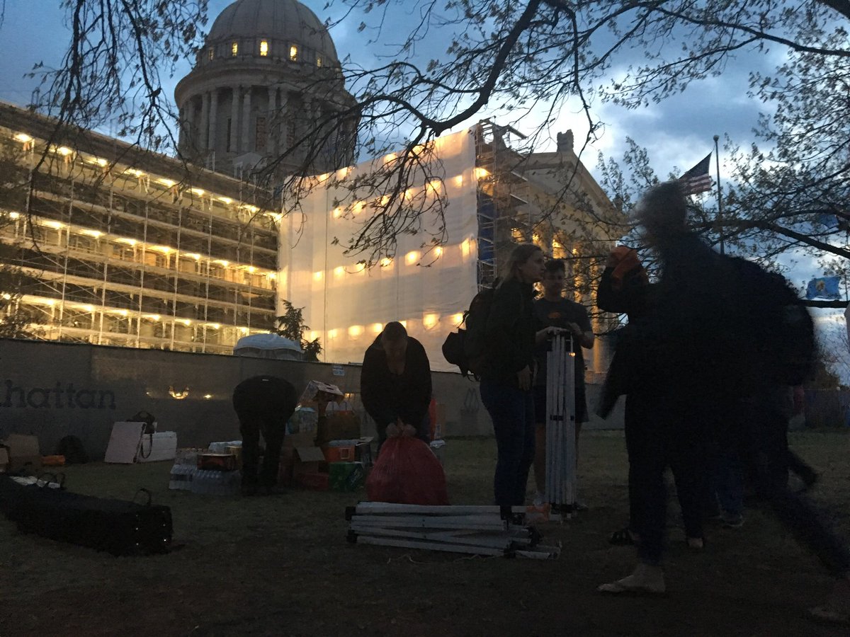 ShardaaGrayTV's tweet photo. Teachers from Stillwater are showing up, setting up tents and signs, despite the OEA announcing the #OklahomaTeachersWalkout has ended. #WalkoutWatch https://t.co/xhTRQmXuxy