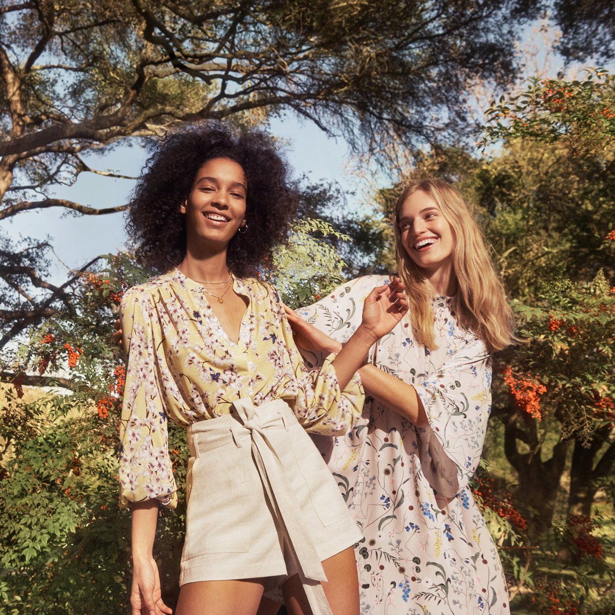 O Xrhsths H M Japan Sto Twitter 新作レディース 夏が待ちきれなくなるエアリーなブラウス 流れるようなガウン あふれるフローラルプリント トップデザイナー アナ グローバーとの最新プリントコラボはお近くの店舗またはオンラインストアで Hm T