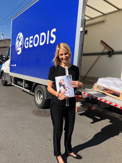 RoseUpAsso's tweet photo. LA distribution de Rose Magazine 14 à commencé! Merci à notre partenaire @GEODIS_Group de fournir avec efficacité les centres @GroupeUNICANCER ! ET même de déposer une palette de mags aux pieds de @celine_dupre la cofondatrice de notre asso ET resp comm 😜 https://t.co/D2M2BKUO5K