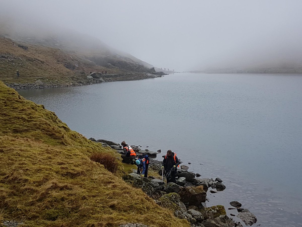 Diolch i griw Cymdeithas Eryri am ein help i gasglu sbwriel o amgylch Glaslyn yn y niwl! 

206 o boteli plastig wedi eu casglu!!! Yn ogystal a sawl bag arall o sbwriel

#WyddfaLan