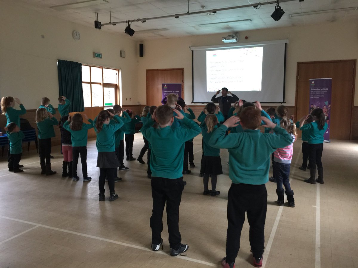 EisteddfodUrdd's tweet photo. Bore prysur o deithio gyda Sioe Groesawu #Urdd2018 - diolch i Ysgol @llanbister321 a @DolauSchool am y croeso cynnes! https://t.co/2Sji5UjyhX