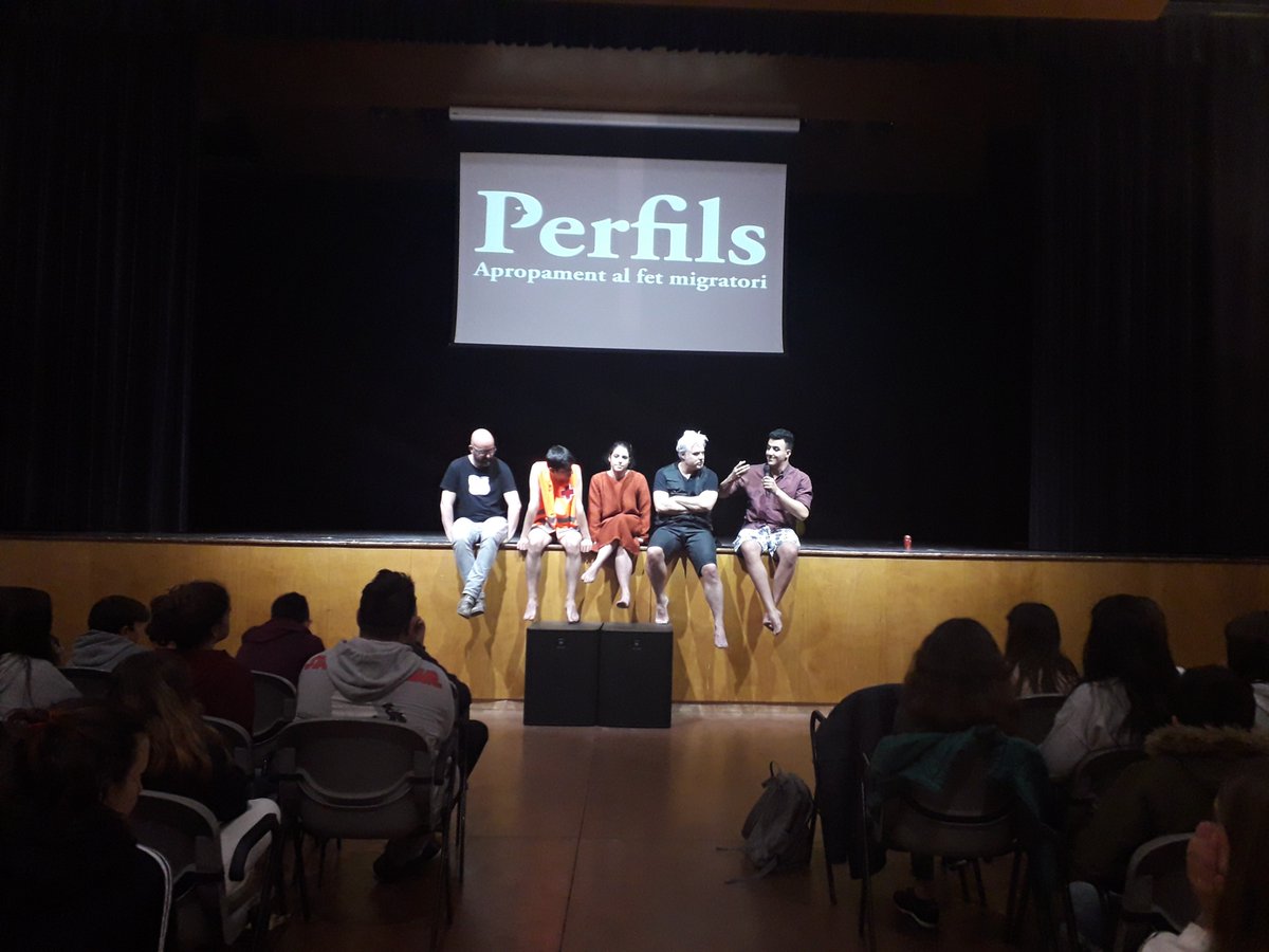 Mancoplana's tweet photo. Immigració i prejudicis? Avui amb les i els alumnes de l’INS @AjTaradell que participen al #ProjectePerfils, Apropament al fet miratori, n'hem parlat amb els actors, l'actriu, i el director després de veure l’obra de teatre “MOHA” de la #CialouCostamb. https://t.co/byYzy68C5r https://t.co/maZjuGRecF