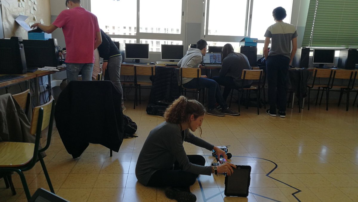 ConsolacionCas's tweet photo. ¿Quién va a ganar la competición de robots #informatica de #1bac A? @Roboteran_SL @roboticscorp1 @RobotWallas @GlobalSpainTech Lo sabremos en breve... #TIC #Roboticaeducativa #soyrobot #mBotRanger #Auriga #Arduino #ConsolaciónEduca https://t.co/ns03sBlQrc