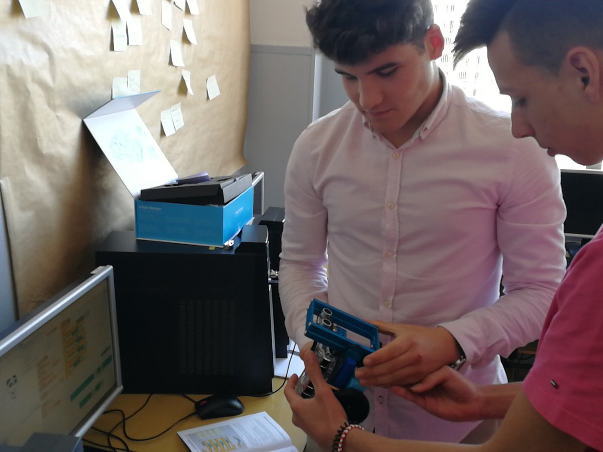 ConsolacionCas's tweet photo. ¿Quién va a ganar la competición de robots #informatica de #1bac A? @Roboteran_SL @roboticscorp1 @RobotWallas @GlobalSpainTech Lo sabremos en breve... #TIC #Roboticaeducativa #soyrobot #mBotRanger #Auriga #Arduino #ConsolaciónEduca https://t.co/ns03sBlQrc
