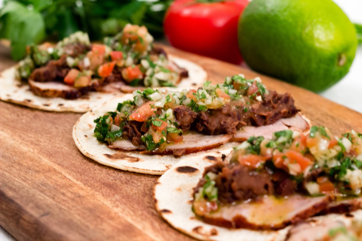 Ataborman's tweet image. Idag blir det tacos på helstekt fläskytterfilé med refried beans och chimichurri-salsa! – ett eget påfund som är inspirerat av amerikansk, mexikansk och sydamerikansk mat. Trevlig helg på er! ow.ly/MjEh30jts5k #recept #foodporn #tacos #matporr