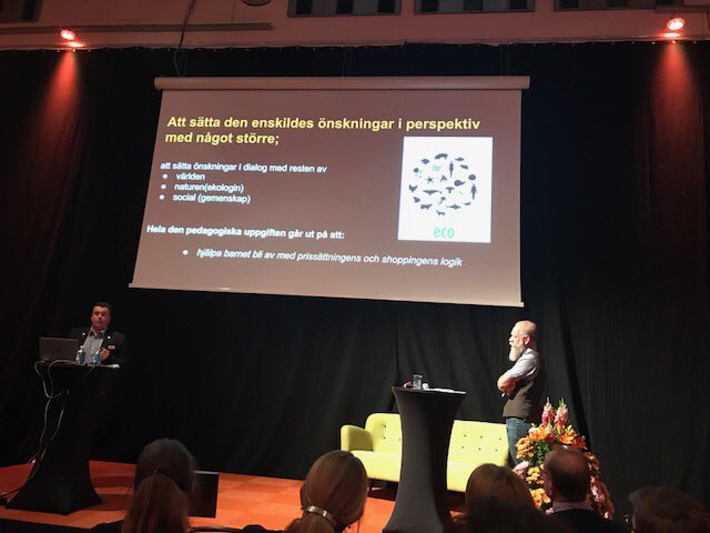 PelleKassman's tweet photo. Henrik Einemo & Martin Gråfors från verksamhetsområde Förskolan i #Botkyrka föreläser och engagerar om hur digitalisering möjlighör världsmedborgarskap #botkyrkaskola #SETT18 #FutureReady https://t.co/iNJs5Y3uwe