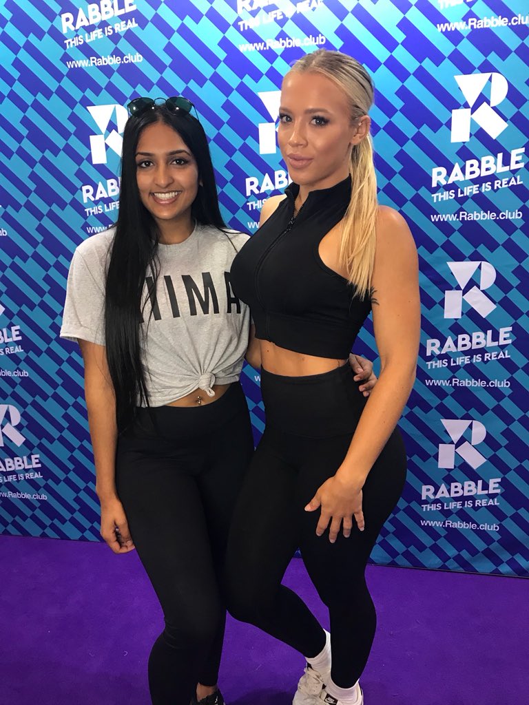 PriyaNarayanXo's tweet photo. Throw back to one of my favourites days when I got to meet @tammy_hembrow at the Arnold Classic fitness expo! 😍😭 We were both wearing @SaskiCollection of course 🙌🏽💕 https://t.co/qHUWGeU1Xc