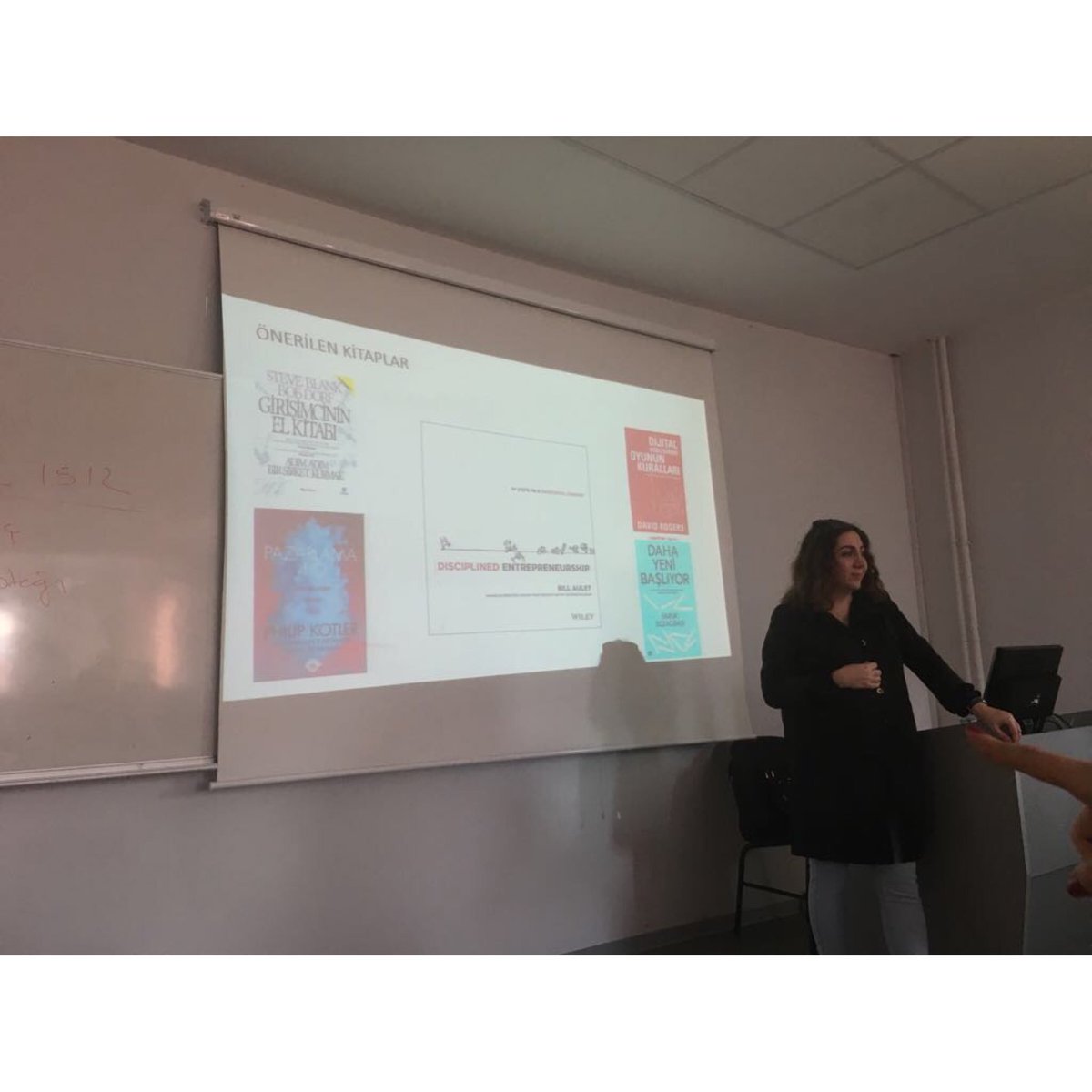 Yeditepe_YUVAM's tweet photo. 📣Girişimcilik Kulübü işbirliği ile düzenlediğimiz Girişimcilik Konferans Dizimizde WE-Hub Kurucu Ortağı TÜBİTAK 1512 Girişimcisi Yrd. Doç. Dr. Ufuk Özgül Gür’ü  ağırladık. 
Bilgi ve tecrübelerini bizlerle paylaştığı için kendisine çok teşekkür ediyoruz 👏🏻 https://t.co/YaO8hDGg65