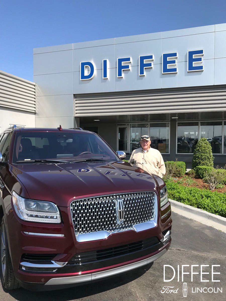 DiffeeFordLinc's tweet photo. Ron introduced Mr. Awtrey to the all new 2018 #Lincoln Navigator in Burgundy Velvet! We appreciate your business! #MyNewDiffeeLincoln #SoldByRon #LincolnNavigator https://t.co/UQZZRNe7Rl