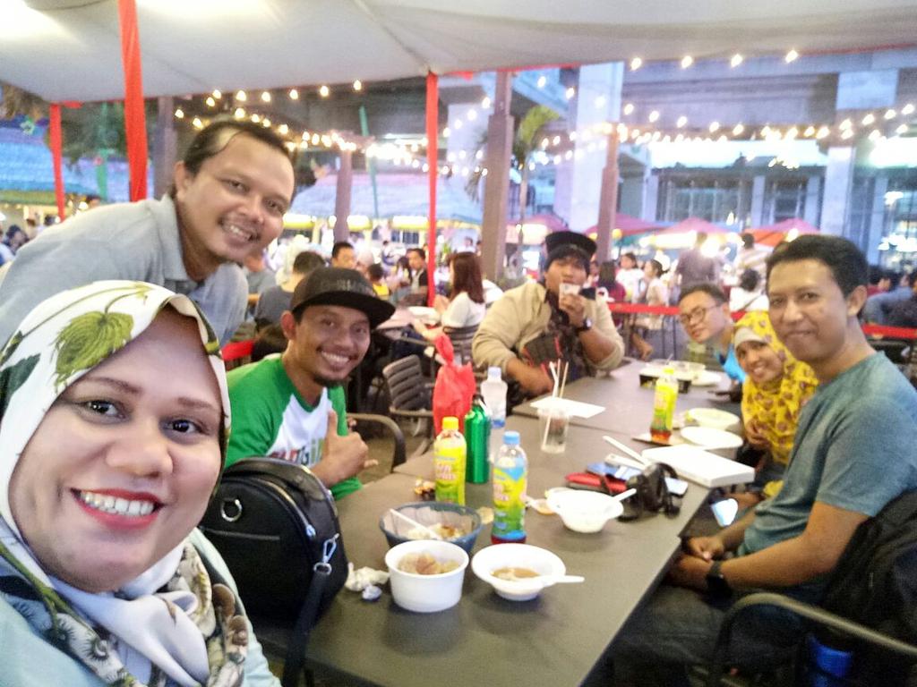 bloggercrony's tweet photo. Happy weekend! Salam dari La Piazza, Kelapa Gading. Tadi sore kami menghabiskan waktu bersama #BCCSquad, icip-icip makanan di acara Kampoeng Tempo Doelo. Buat kamu yang belum ada rencana, bisa lho ke sini weekend besok! Acara berlangsung hingga 6 Mei 2018! #BloggerView https://t.co/cgvX65D3GX