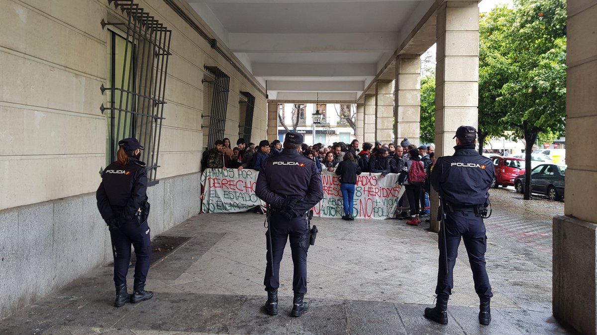 onda_sevilla's tweet photo. Los 6 de la Macarena en libertad bajo fianza tras casi dos meses de prisión provisional.
https://t.co/hSokCGD960
#6DeLaMacarena #Libertad6DeLaMacarena https://t.co/K6UT0bK6ni