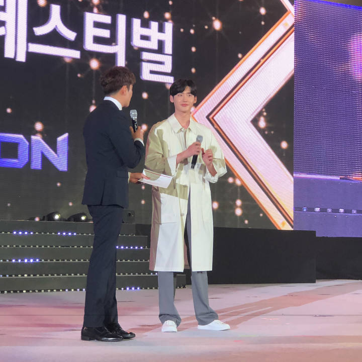 LeeJongSukWorld's tweet photo. 2018.04.13 #이종석 #LeeJongSuk in a LG event today (2) 🙂

via: hunimommy /ey____jj https://t.co/ksxb2Sf9lX