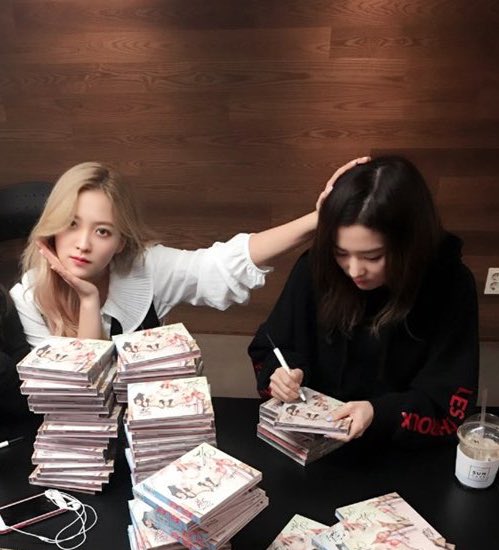 SEULGI_TH's tweet photo. ซึลกิผู้ที่ถูกน้องเล็กของวงเอ็นดูเสมอ😂 https://t.co/mIRpzxhlxJ
