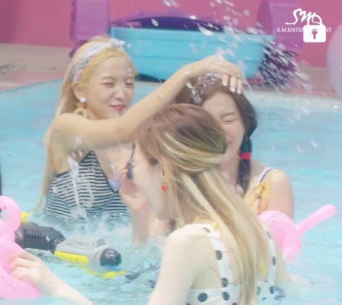 SEULGI_TH's tweet photo. ซึลกิผู้ที่ถูกน้องเล็กของวงเอ็นดูเสมอ😂 https://t.co/mIRpzxhlxJ