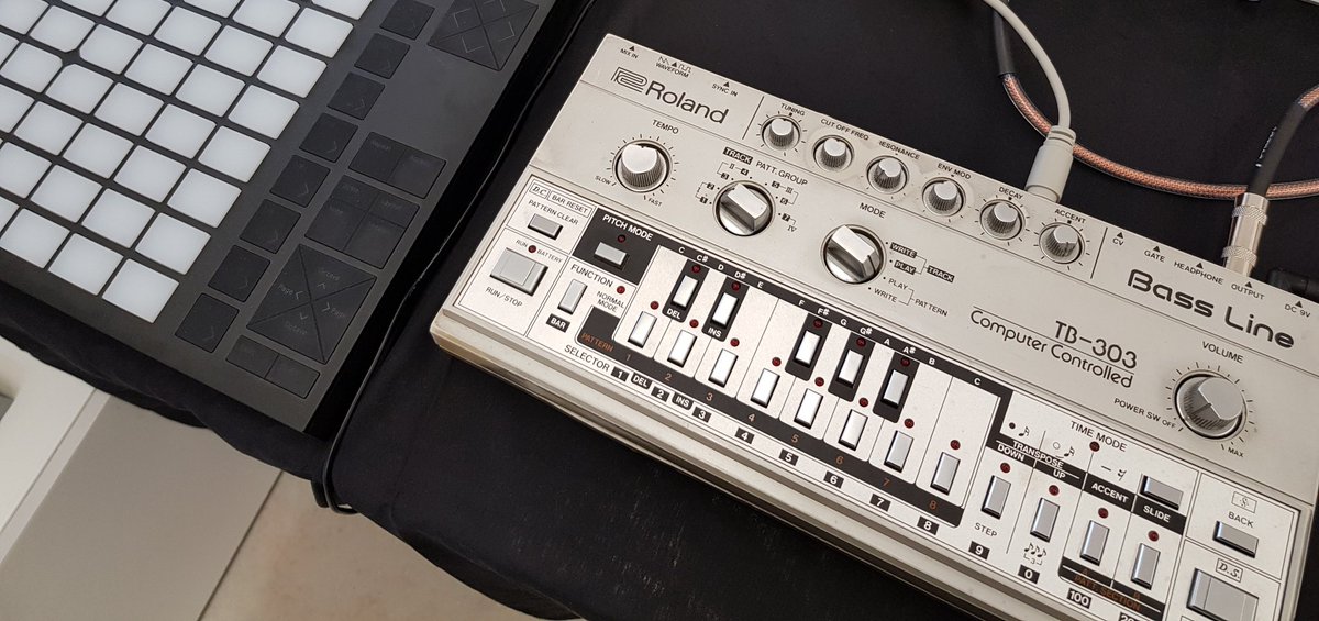 TTOPOLOGY_'s tweet photo. ANGINGING
Assembly Point, London, Tonight.
#tb303 #acid #bassline
#ComputerControlled
#AbletonPush
@Ableton @_Assembly_Point https://t.co/lLvXpeAAss