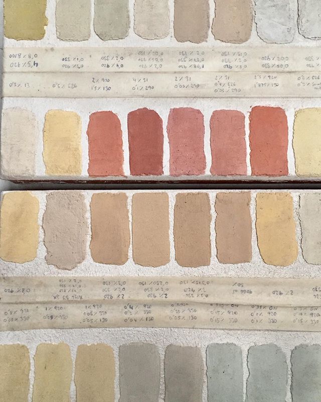 misMASalacarta's tweet photo. Visita de la fabrica de cal-com. Gran belleza de los acabados a la cal, sean pinturas, morteros o estucados. Los productos de siempre estan de vuelta. ❤️#cal #chaux #mortero #taller #cartadecolor #beau #naturel #natural chauxdesaintastier #artesanal … https://t.co/08cYtFotxe https://t.co/t5lLaSsnb7