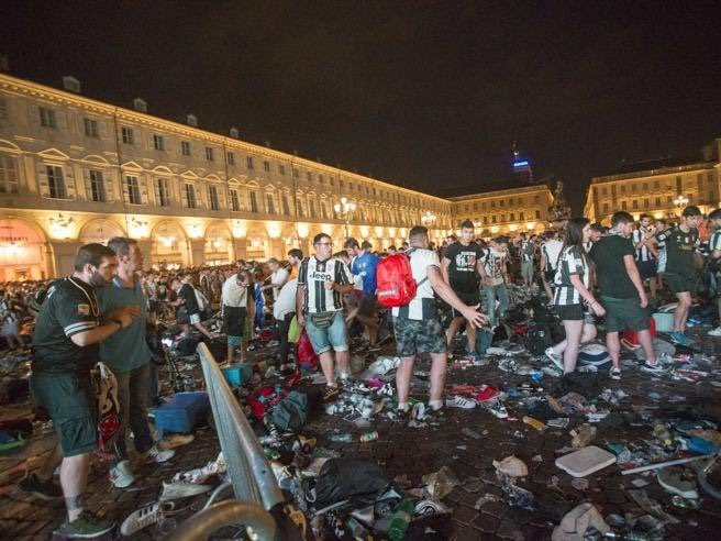 #Torino #PiazzaSanCarlo Finale Champion Arrestati 8 MAGREBINI di cui 2 accusati di omicidio preterintenzionale + reati di lesione e rapina. Usarono spray urticanti x seminare panico e compiere rapine. Precedenti: scippi, furti e ancora rapine. Si attendono commenti dei buonisti.