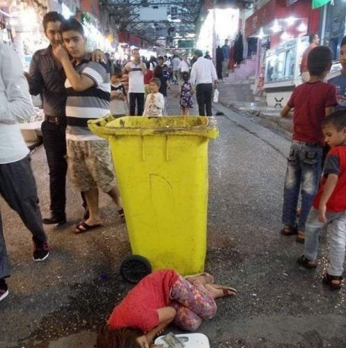 Metanat8's tweet image. ولله يميت القلب من هذه المشاهد
الاطفال بانتظار لكي شخص يضع طعام في مزبله وانهم ياكلون!!!!
وصل ثروة خامنئي ملعون الى 96 مليار دولار
#إيران #انتفاضه_الشعب_الايراني 

👇👇👇👇👇👇