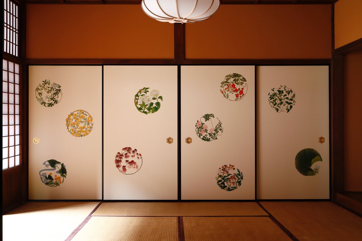 ○大雄院 春の特別拝観
平成30年4月22日(日)〜5月13日(日)
天才是真の千種の間大天井の花の丸が妙心寺大雄院の襖絵として蘇りました。この春特別公開いたします。
daiouin.com/haru-haikan2018
#襖絵プロジェクト #京都