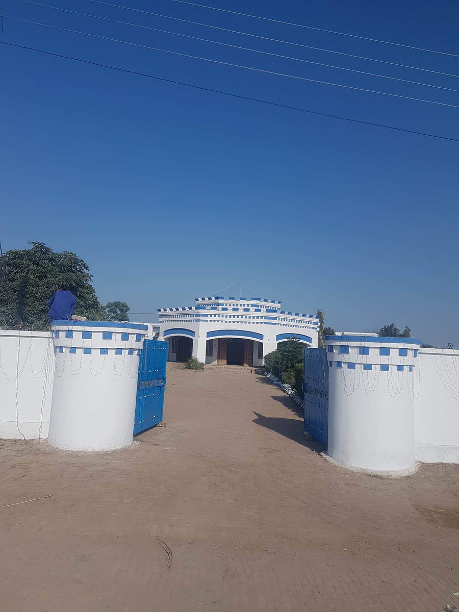 developingpak's tweet photo. Tarar Public secretariat Dhunni kalan thesil Phalia Dist M B Din
عوامی خدمت کے لیے بنائی گئی ایک اعلی بیلڈنگ یہاں پر مسافر قیام کرتے ہیں انہیں اعلی قسم کے کھانے پیش کیے جاتے ہیں بغیر کسی لالچ کے عوام کی خدمت کے لیے دن رات دروازے کھلے رہتے ہیں
تارڑ پبلک سیکرٹریٹ میں ایک مسجد تعمیر https://t.co/7Ba7sDVGaS