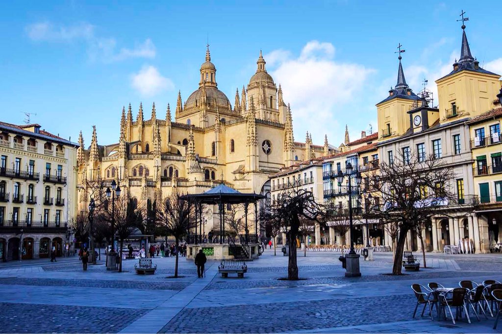 Desde el 1 de abril es posible visitar de 09:00 a 21:30 la Catedral.

Y en la torre, dos nuevas visitas guiadas a las 18:00 y 19:30 catedralsegovia.es/es/horarios-y-… #FelizFinDeSemana