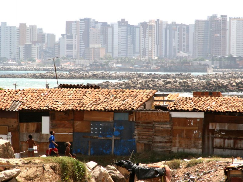 Bela, apavorada, encantadora, desordenada. De múltiplos afetos e amores. Das mais violentas e desiguais. Que recebe turistas com sorriso no rosto, que perde seus filhos em chacinas. Minha cidade natal a quem declaro meu carinho e meu desejo de dias melhores. #Fortaleza292anos