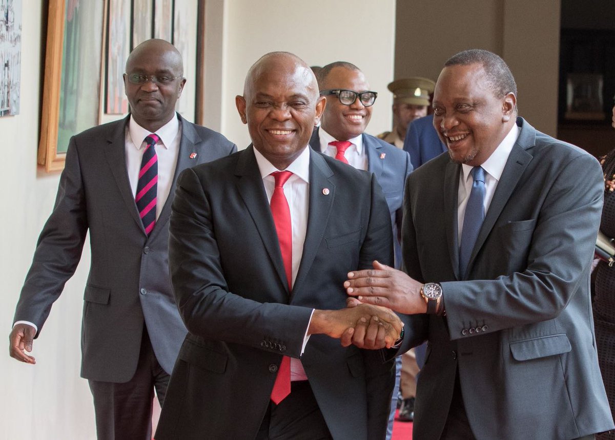 UBARDC's tweet photo. Le président du groupe UBA rencontre le président Kenyan Uhuru Kenyatta ce Vendredi pour discuter entrepreneuriat des jeunes. #entrepreneuriat https://t.co/ObCFcliJl1