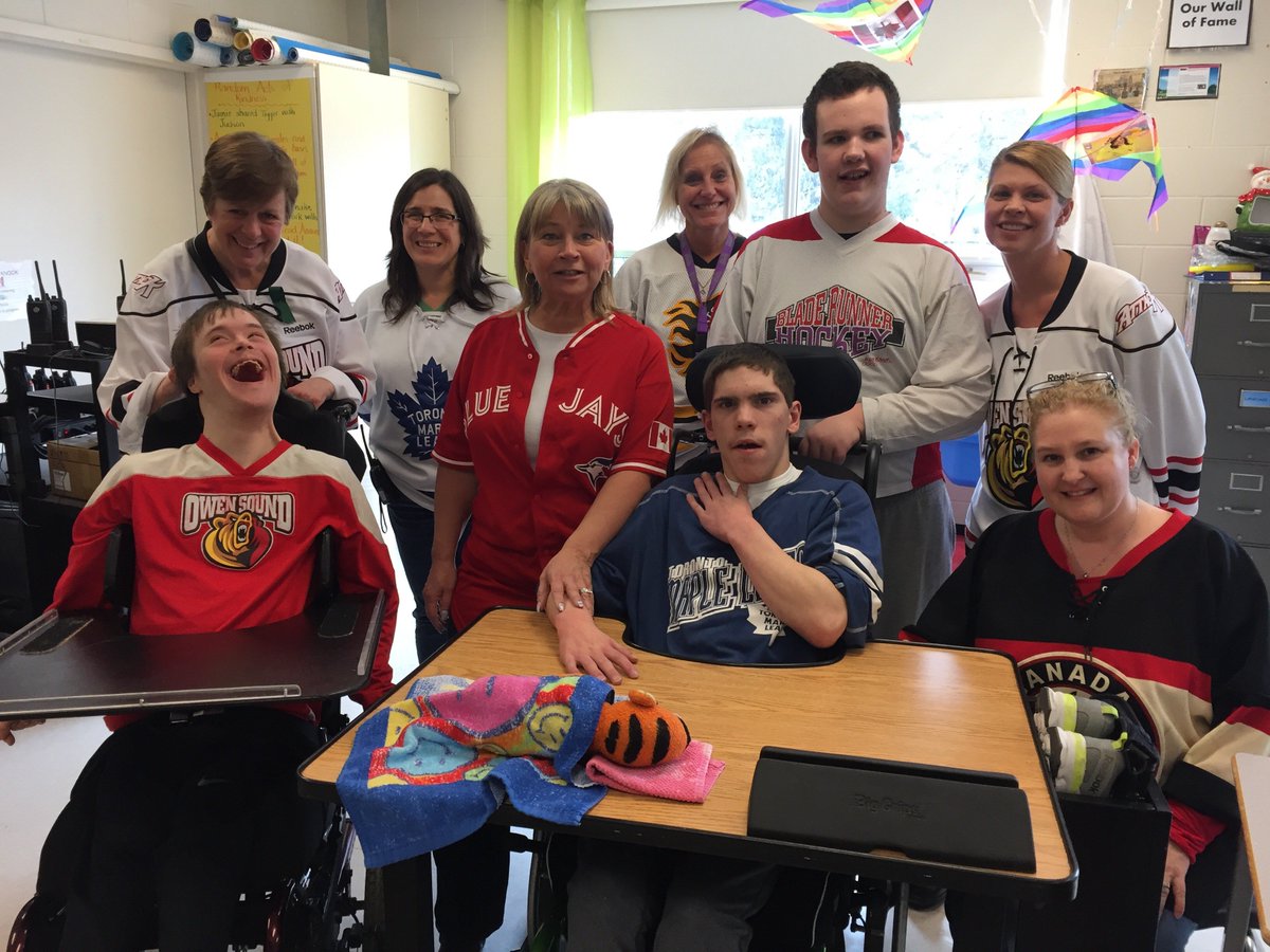 BluewaterDSB's tweet photo. .@OSDSS_ had great participation during Jersey or Green Day on Thursday to show support for the entire Humboldt community and everyone associated with the Broncos. Special Education art classes made a memorial. #JerseyDay #Humboldtstrong https://t.co/j3ZvWdruOi