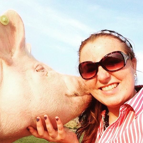 katlynekahler1's tweet photo. Itβs #InternationalKissingDay . Celebrate accordingly πππ #BarrowsBeforeBoys #ShowPigLife #AgProud https://t.co/ZjYxW8mvzm
