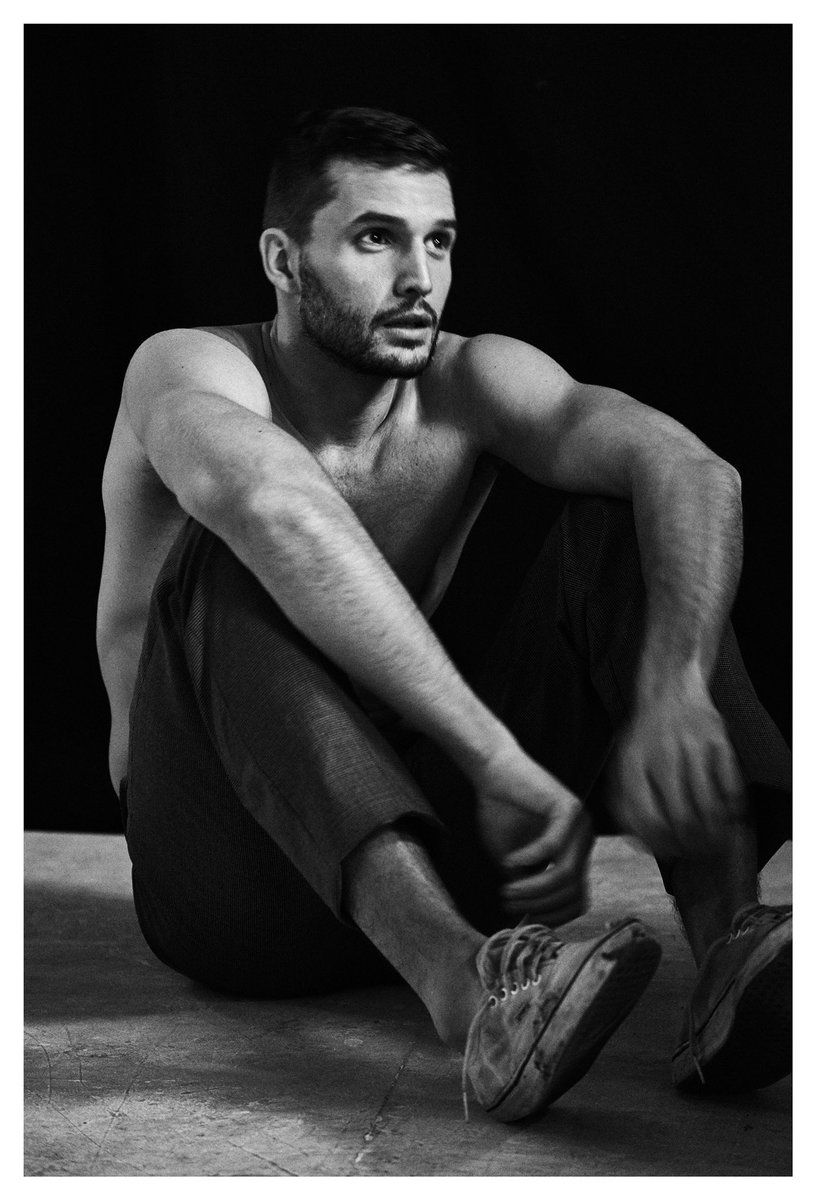 de9jan88's tweet photo. Ready for the weekend chill 🙌🏼
📸: Mark Veltman 
👕: Paul Fredrick 
🎨: @OliviaBaseman 

#editorial #markveltman #blackandwhite #mensfashion #menstyle #dontwatchthevans https://t.co/5IDsvWkAIY