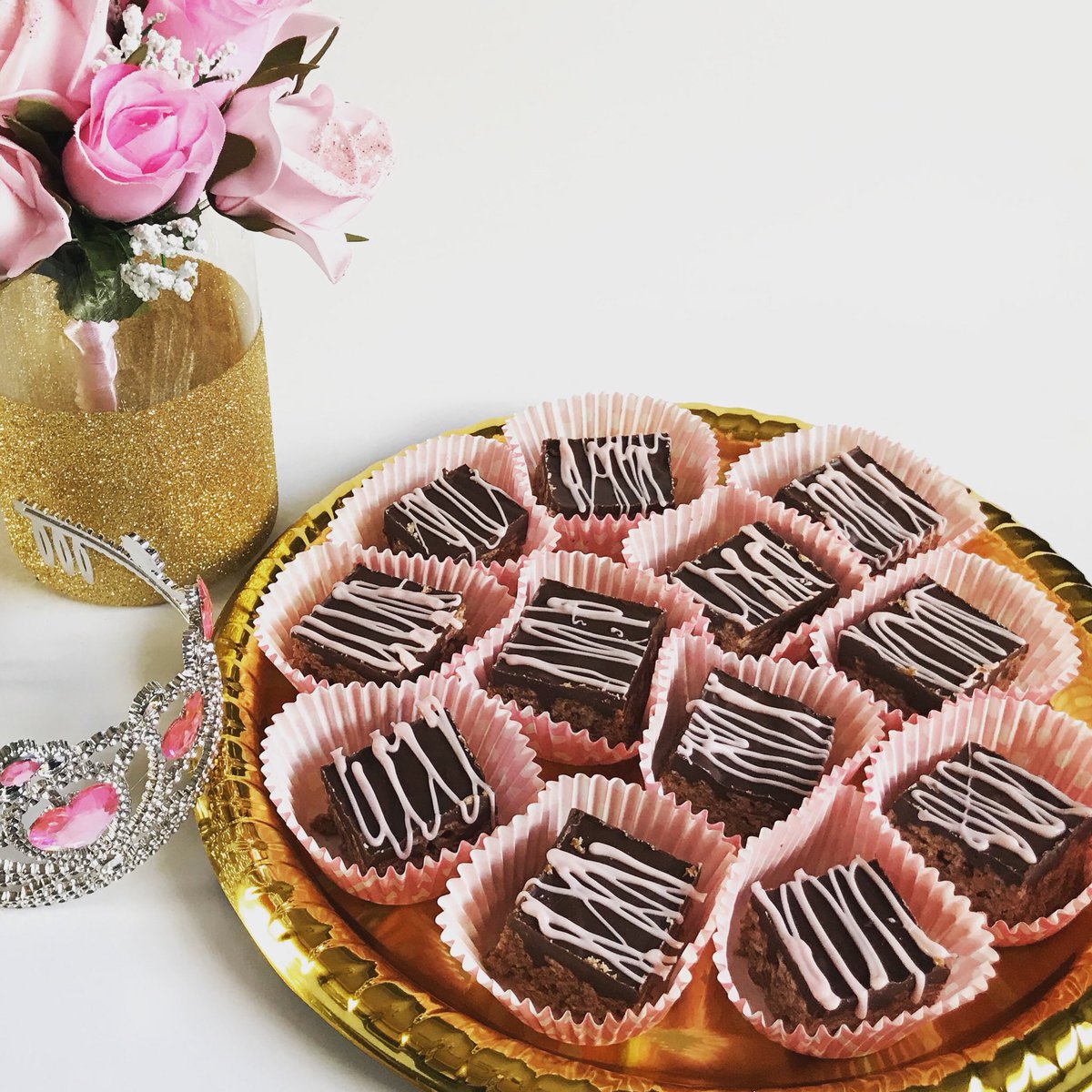 jaydeeeventscda's tweet photo. Mars Bars Cereal Treats fit for a princess!  #princessparty #pinktreats https://t.co/81qr9dhZTQ