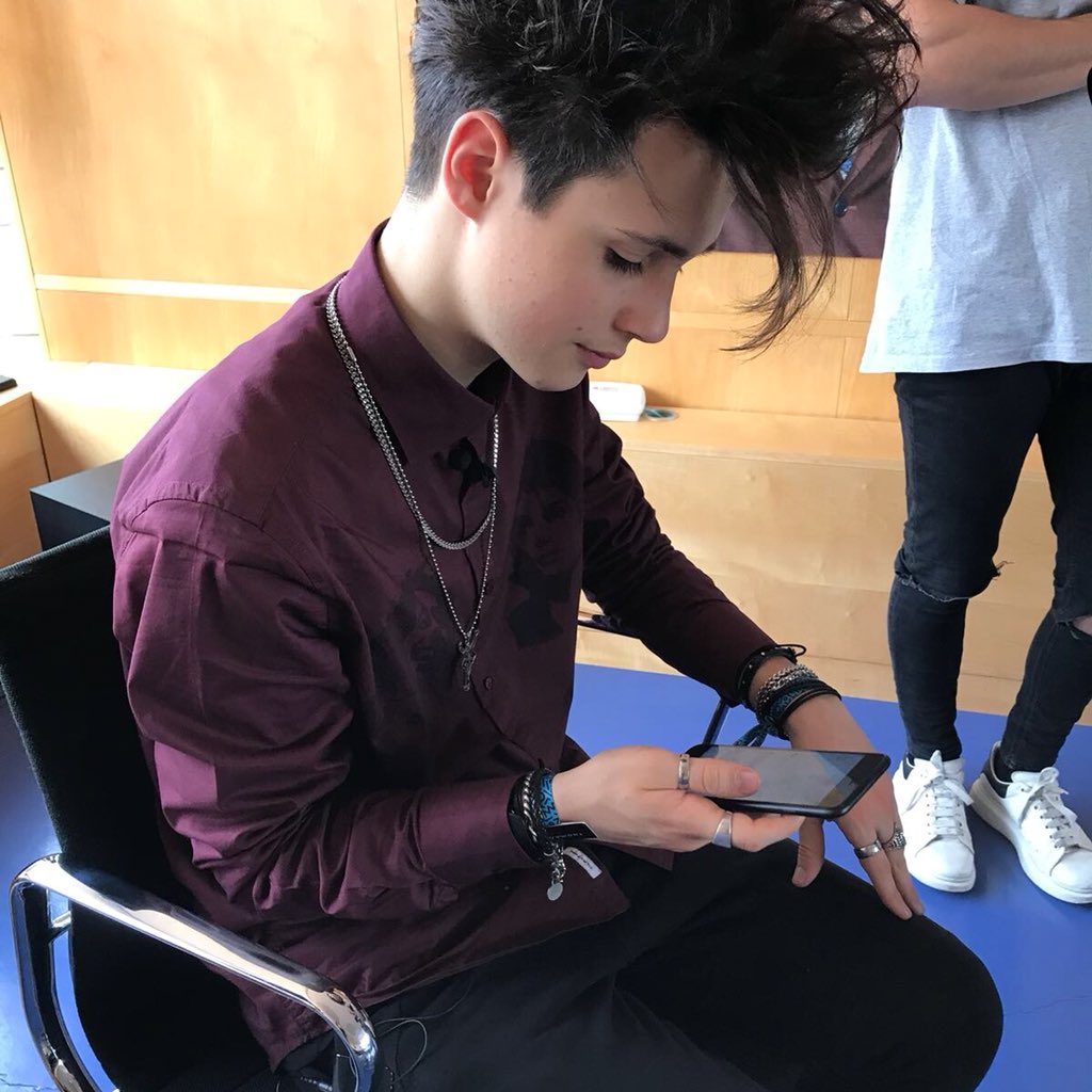 ThomasOfficial's tweet photo. Sí, sono proprio io!
Mi state riempiendo di bellissimi messaggi di auguri e di affetto 💙
Rispondere a tutti è difficile ma ce la sto mettendo tutta 🙏🏼
Aspetto di sentirvi e leggervi al 3356261775 🎉📱 #Thomas18 https://t.co/bcvIfQHkI9