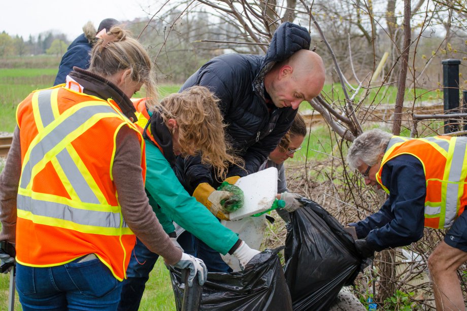Newswriter22's tweet photo. London trash problem benefits from #community effort https://t.co/drFYdd3Z7v @ldncleangreen @CityofLdnOnt #ldncleangreen #environment #cleanup #LdnOnt https://t.co/nBsykZRqX6