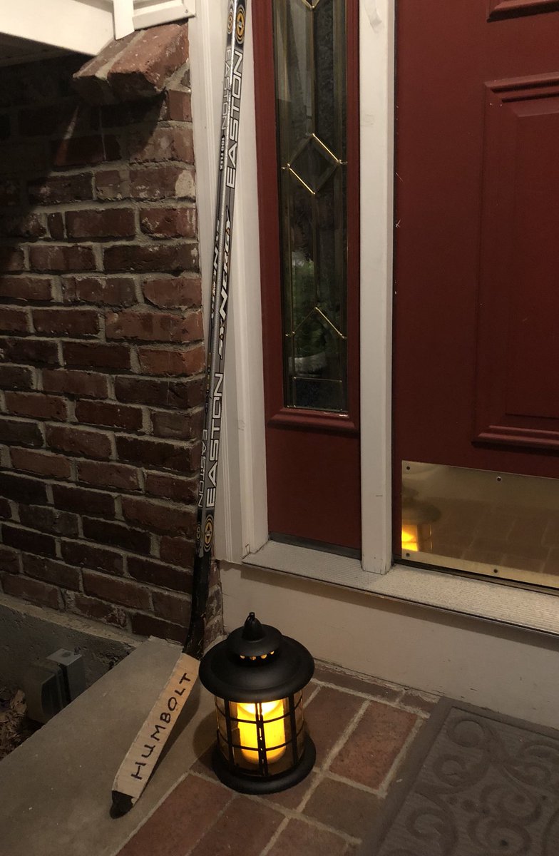 schoolqueen11's tweet image. From Stoneham, Massachusetts. Praying for those lost and those who are left behind.  🙏🏻😢  #PutYourSticksOut #HumboldtStrong #onehockeyfamily